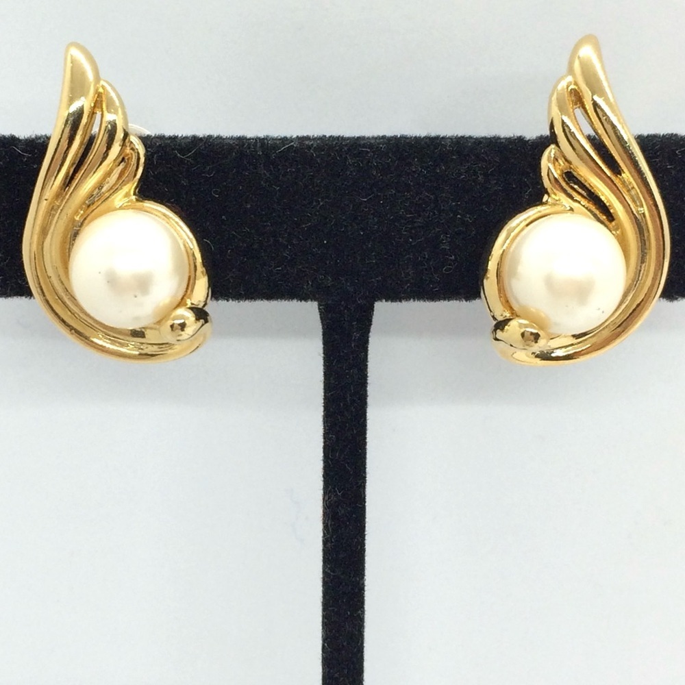 VINTAGE MARVELLA EAR CLIMBLER CLIP ON EARRINGS PEARL GOLD TONE WINGS DEADSTOCK
